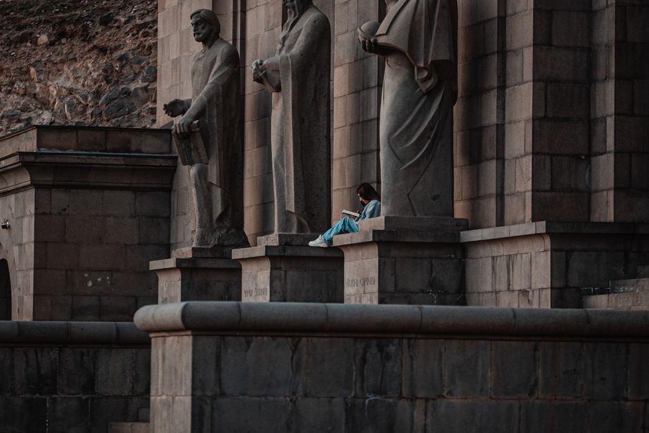 The Quiet Horror of the Unreliable Narrator: Reading Between the Lines of Dark Fiction